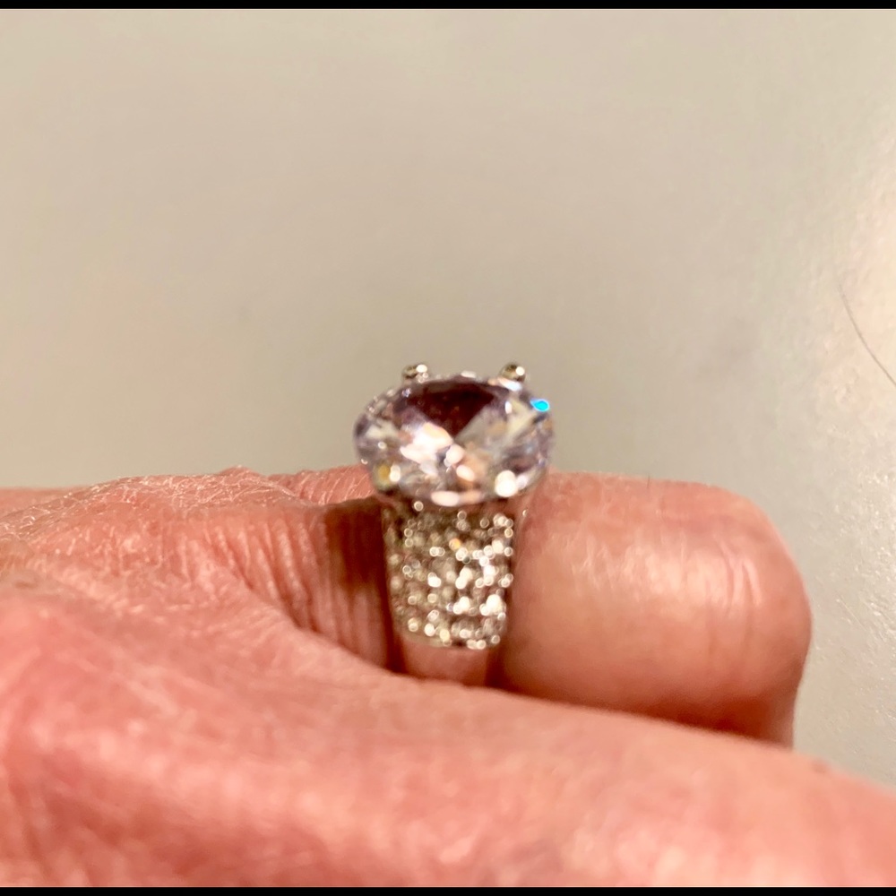 Gorgeous, Dramatic Simulated Diamond Ring - image 4